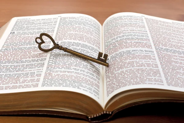 Key on the Bible page — Stock Photo, Image