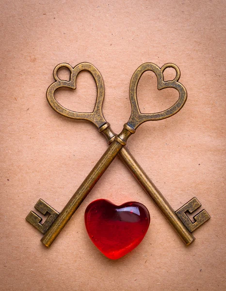 Dos llaves y corazón sobre papel viejo —  Fotos de Stock
