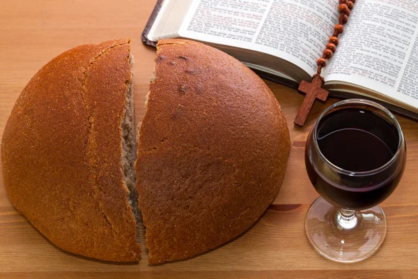 Comunione, pane, vino e Bibbia in tavola — Foto Stock