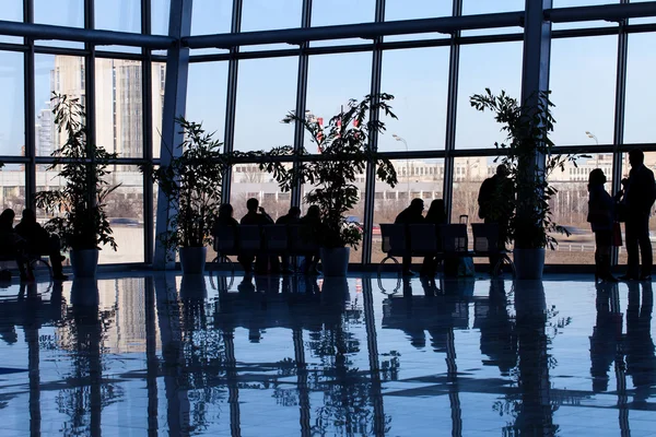 Silhouette of people in a business center — Stock Photo, Image