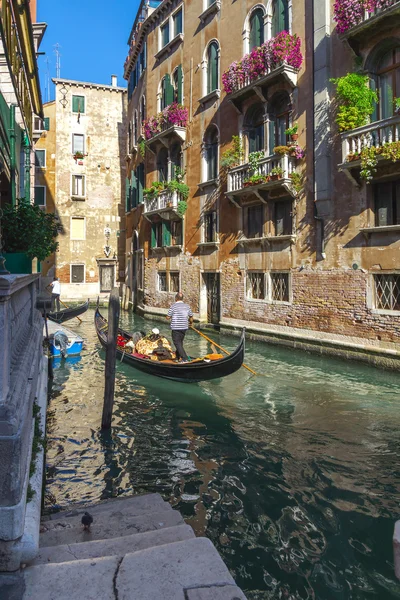 Gôndola em um canal em Veneza — Fotografia de Stock