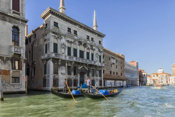 Gondol vid en kanal i Venedig — Stockfoto
