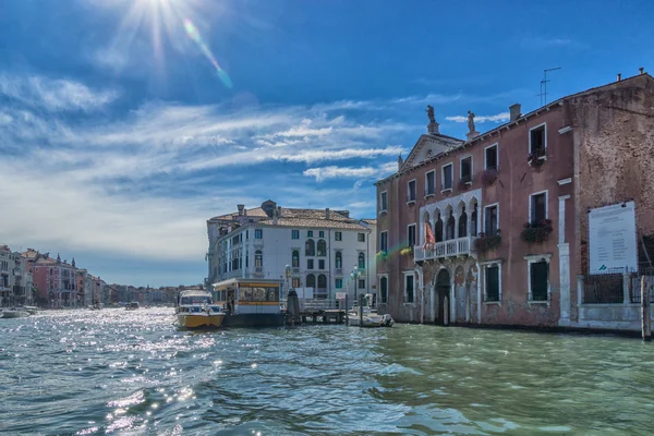 Gondol vid en kanal i Venedig — Stockfoto