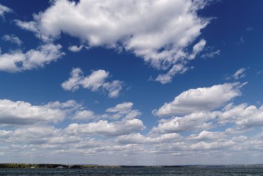 Nehrin üzerindeki bulutlar