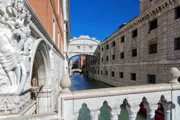 Uitzicht op het kanaal in Venetië — Stockfoto