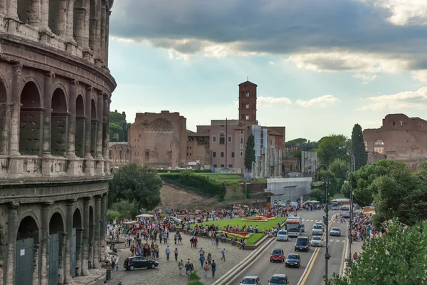 Rome in de buurt van het colosseum in de middag — Stockfoto