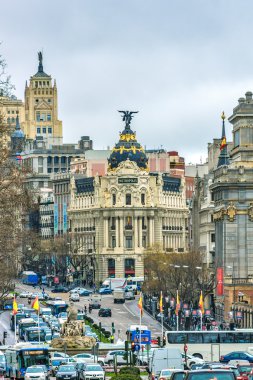 Madrid, İspanya - 13 Şubat 2014: gran via üzerinde geçen arabalar,