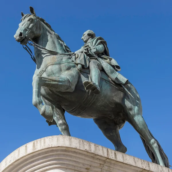 Monument till kung carlos iii av Spanien till puerto del sol i madrid — Stockfoto