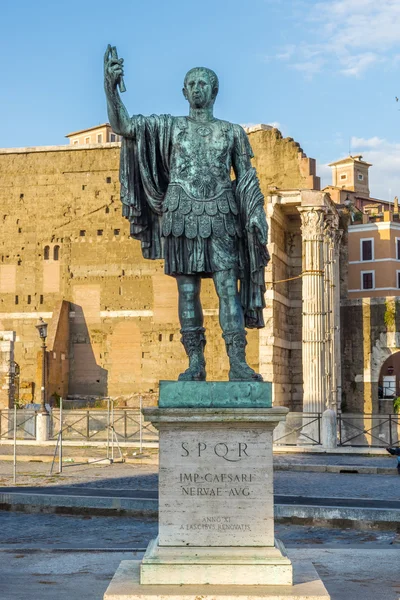 Roma. scultura in bronzo dell'imperatore nerva — Stockfoto