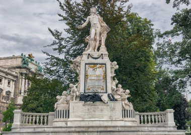 Viyana. bulutlu bir sonbahar gününde Mozart Anıtı