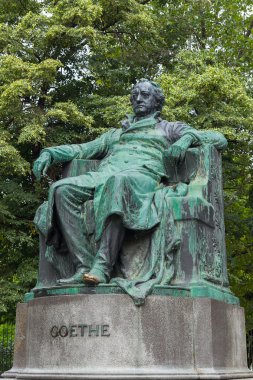 Sonbahar günü Viyana 'daki Goethe anıtı