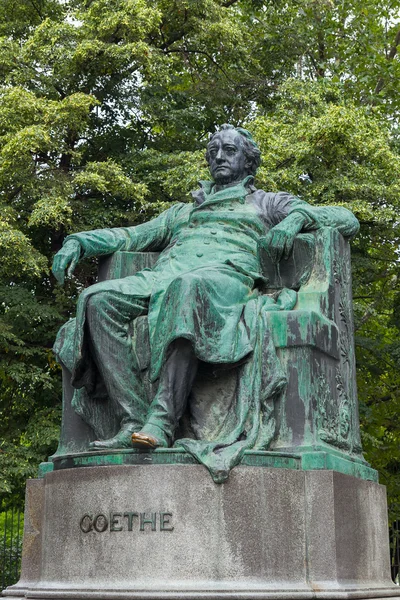 Goethe monument in Vienna in autumn day — Stock Photo, Image