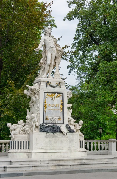 Відень. Моцарт пам'ятник на дощ осінній день — стокове фото