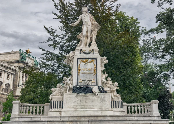 Wenen. Mozart monument op een bewolkte herfst dag Stockafbeelding