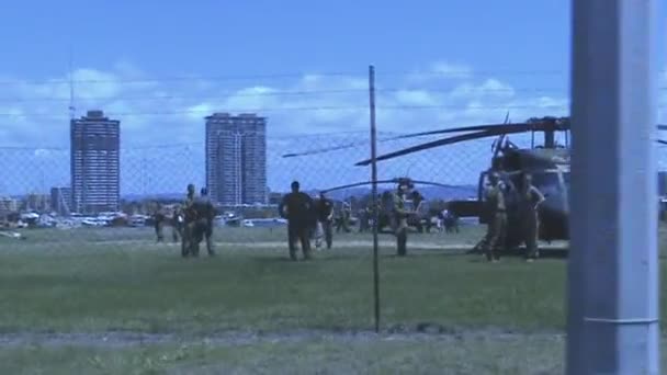 Dois blackhawks do exército no local — Vídeo de Stock