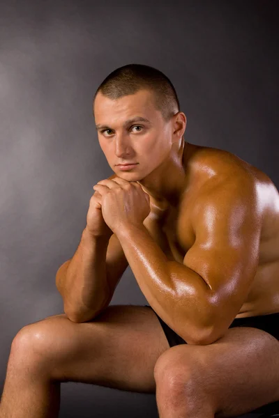 Izmos férfi modell testépítő — Stock Fotó