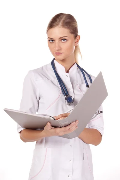 Retrato de una doctora con una carpeta. escribir — Foto de Stock