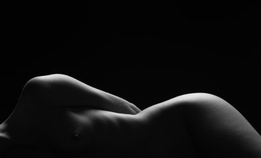 seksi kadın yatıyor, karanlık, ışığı kontür, ıslak deri