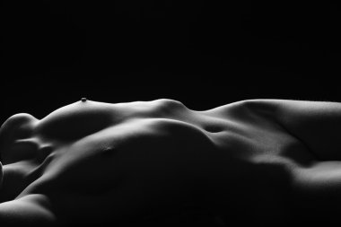 seksi kadın yatıyor, karanlık, ışığı kontür, ıslak deri