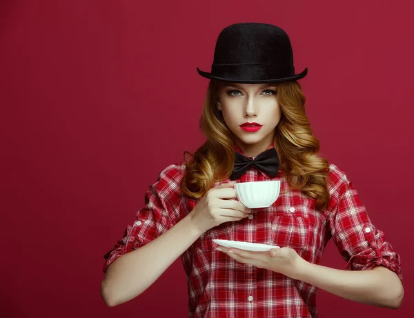 La hermosa rubia con un sombrero vintage . —  Fotos de Stock