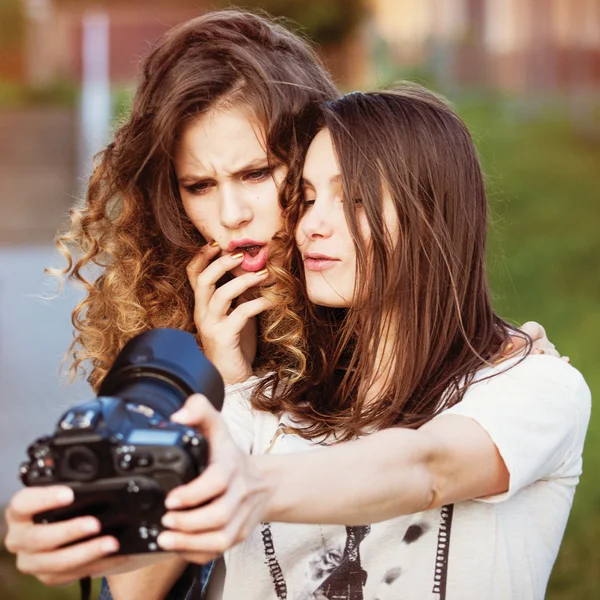 Dwie piękne dziewczyny szczęśliwy zrobić własny Fotografia — Zdjęcie stockowe
