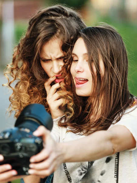 2 つの美しい若い幸せな女の子を自己の写真を作る — ストック写真