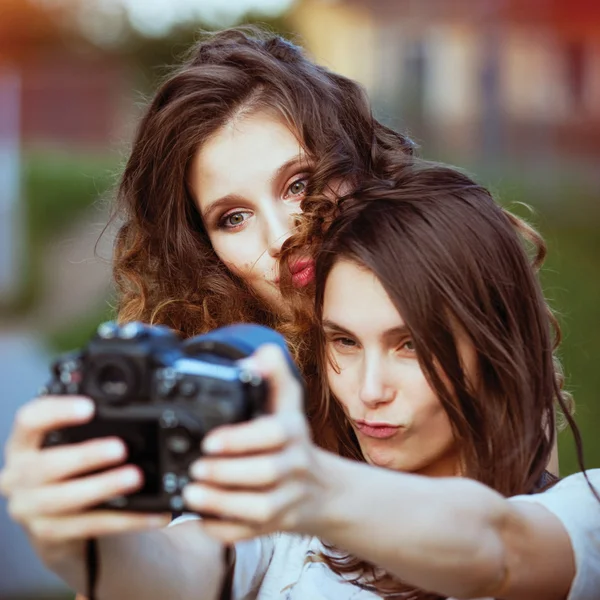 Дві красиві молоді щасливі дівчата роблять самофото — стокове фото