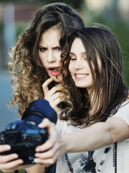 Dwie piękne dziewczyny szczęśliwy zrobić własny Fotografia — Zdjęcie stockowe