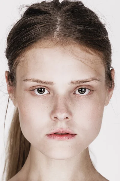 Κινηματογράφηση σε πρώτο πλάνο πρόσωπο πορτραίτο νεαρής γυναίκας χωρίς μακιγιάζ. — Φωτογραφία Αρχείου