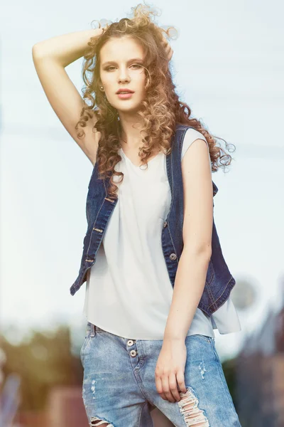 Jovem menina bonita com cabelo encaracolado ao ar livre — Fotografia de Stock