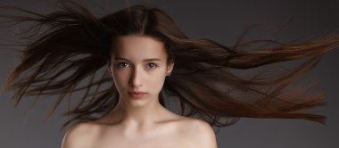 Uzun kahverengi saçlı güzel bir kadın..