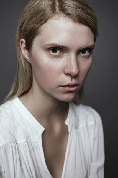 Porträt einer schönen Blondine ohne Make-up — Stockfoto