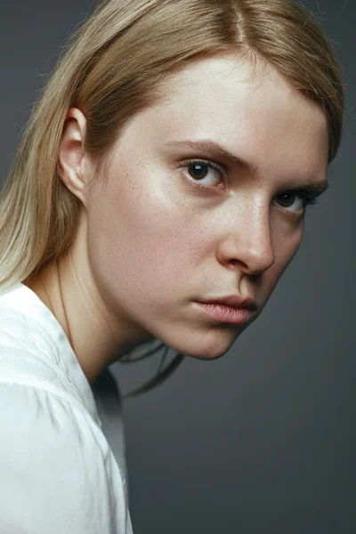 Портрет красивой блондинки без макияжа — стоковое фото