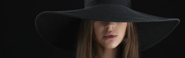 Geniş ekledi şapkalı güzel dudaklı kadın. — Stok fotoğraf