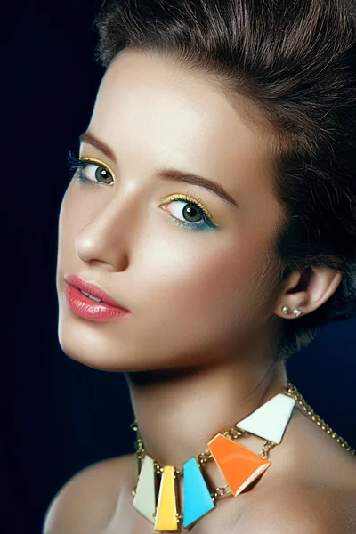 Retrato de cerca de una mujer joven y bonita . —  Fotos de Stock