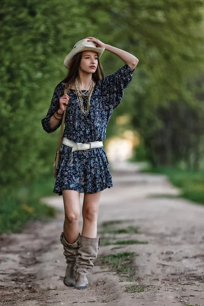 Schöne junge Mädchen posiert in einem Wald. — Stockfoto