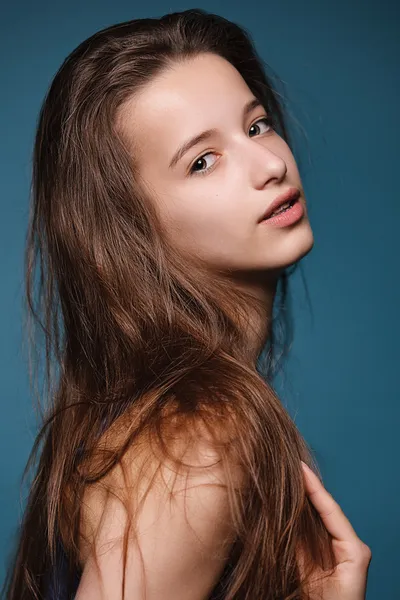 Retrato de menina bonita jovem. — Fotografia de Stock