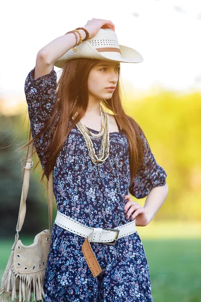 Schönes junges Mädchen mit Cowboyhut. — Stockfoto