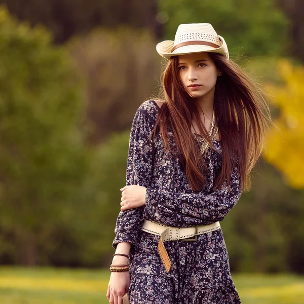 Junges schönes Mädchen mit langen Haaren. — Stockfoto