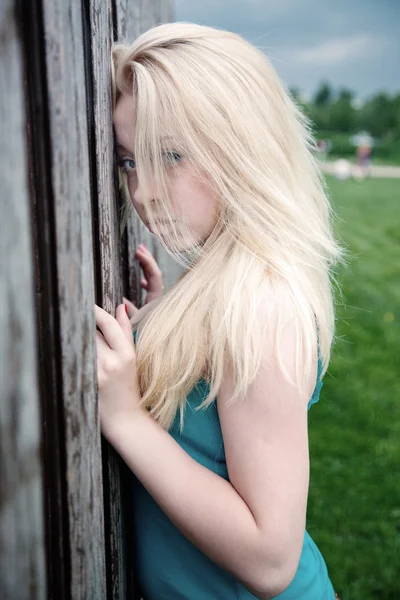 Retrato de uma jovem no verão — Fotografia de Stock