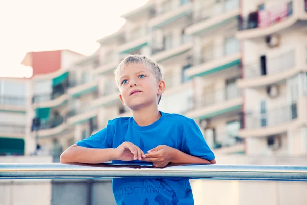 Portret van een jongen in de straat — Stockfoto