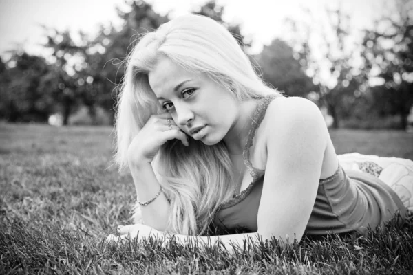 Портрет молодой взрослой женщины в парке — стоковое фото