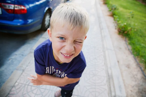 Porträt eines glücklichen Kindes — Stockfoto