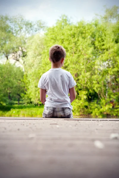 Porträtt av en liten pojke i skogen — Stockfoto