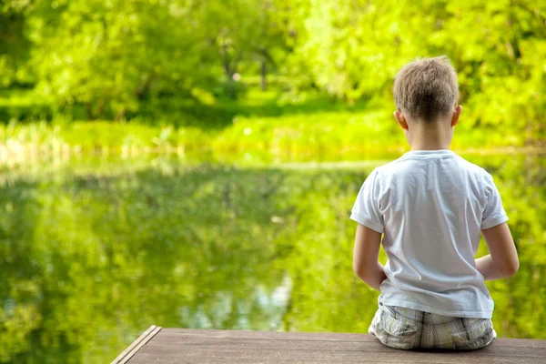 ormandaki küçük bir çocuk portresi