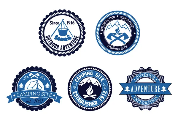 Conjunto de emblemas de aventura al aire libre y camping — Vector de stock
