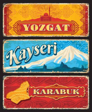 Yozgat, Kayseri ve Karabuk il veya Türkiye 'nin vintage plakalı illeri. Vektör haritası, Capanoglu Camii camisi ve Erciyes Dağı grunge etiketleri ve arabesk desenli eski tabelalar, Türk seyahat tasarımı