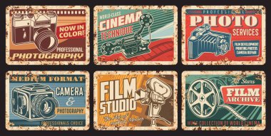 Antika video ve fotoğraf makineleri paslı plakalar. Fotoğraf servisi ve ekipman dükkanı, film stüdyosu vektör teneke tabelaları eski format fotoğraf ve retro sinema kamerası, film projektörü, film makarası