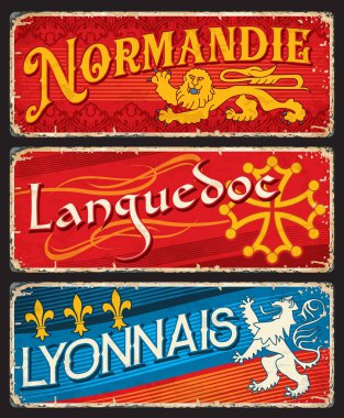Normandie, Languedoc ve Lyonnais bölgeleri, vektör vintage kartlar ve çıkartmalar. Retro seyahat tabelaları ya da eski hoş geldin posterleri ve Fransa 'dan gelen kartpostallar, metal plaketler.