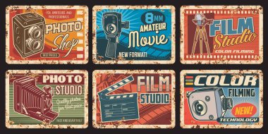 Film stüdyosu paslı metal plakalar, içinde klasik fotoğraf ve video kamera olan film retro vektör posterleri, film makarası ve alkışlar. Sinema, sinematografi eğlence sektörü ferruginous kartlar, eski kameralar.